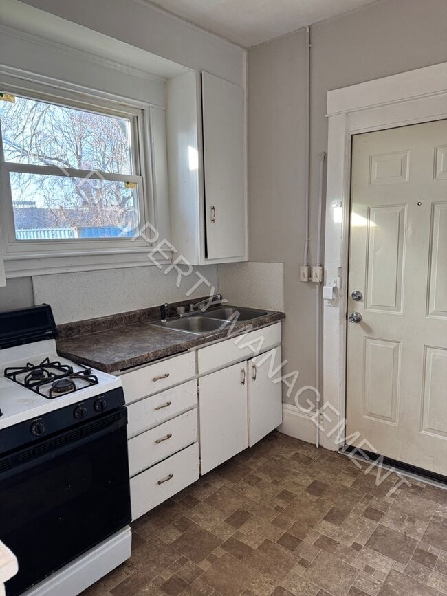 Building Photo - 2 Bedroom 1 Bathroom