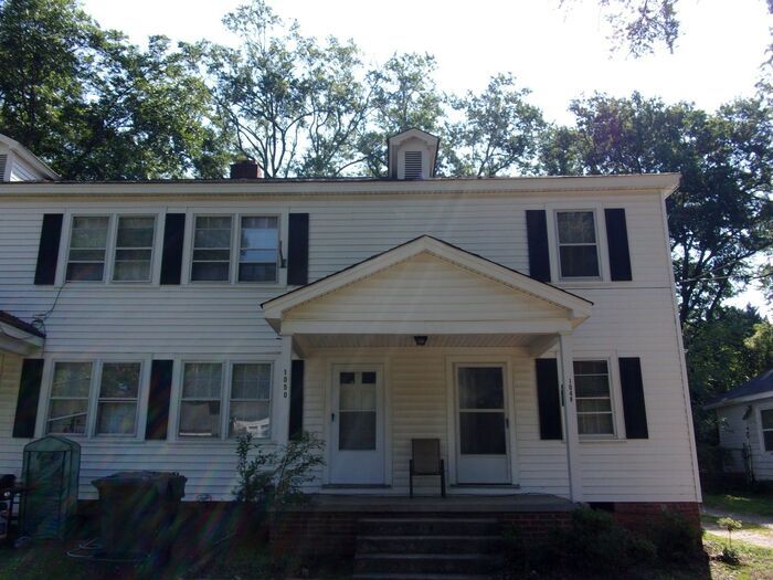 Foto principal - Renovated 2 Bedroom 1 1/2 Bath Townhome - ...