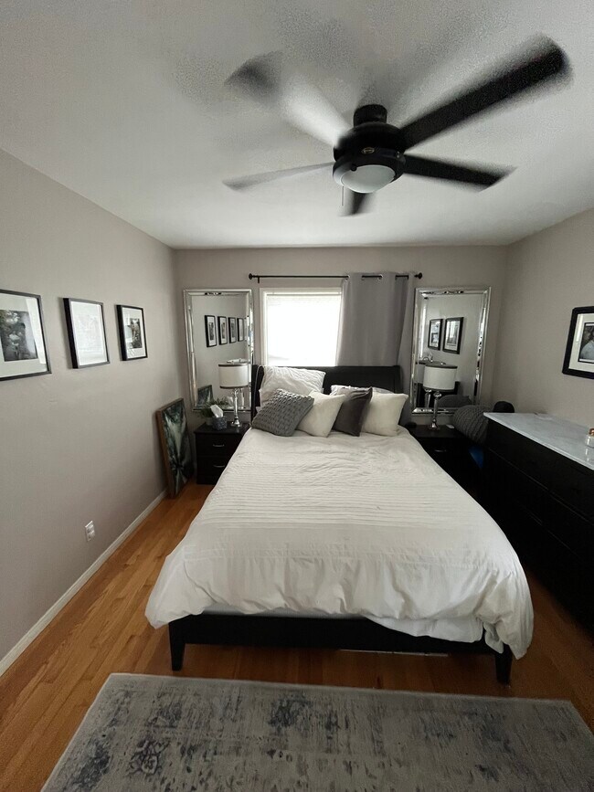 Foto del edificio - 1818 Carmelina Dr