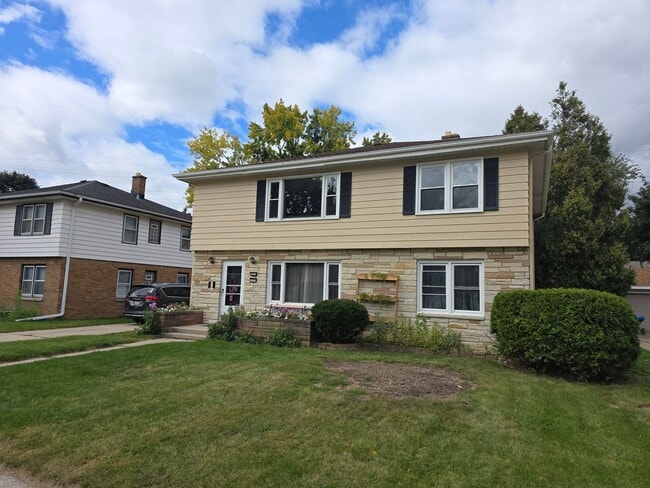 Building Photo - Updated 3 bedroom West Allis upper