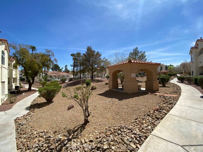 Foto del edificio - Charming 2Bed/2Bath 1st Floor Condo nestle...