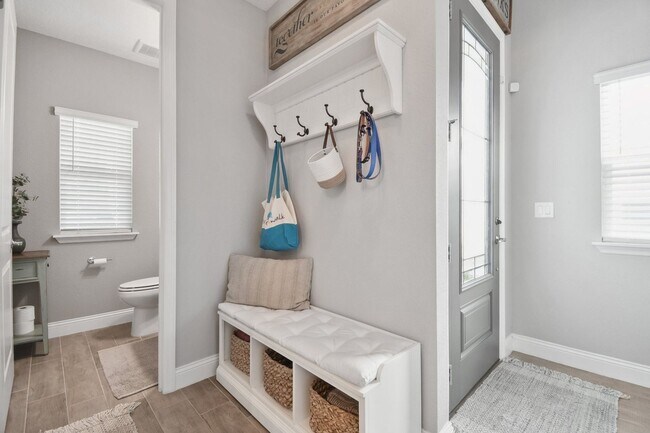 Building Photo - Upgraded 3/2.5, pet-friendly home with acc...