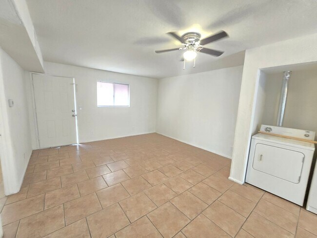 Building Photo - 2 bed 1.5 bath UTILITES INCLUDED