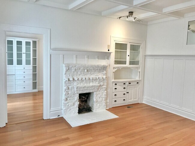 Foto del edificio - Arts & Crafts Single Family Home in Lake D...
