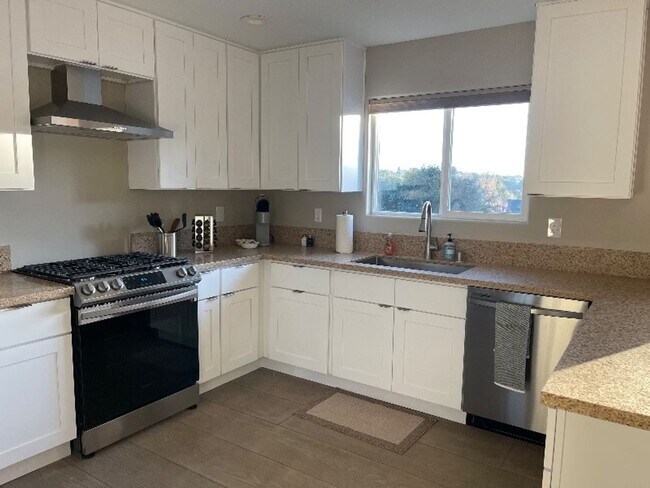 Building Photo - 611 Asilo Street