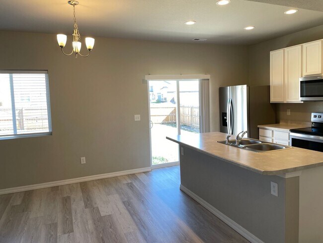 Foto del edificio - Corner Lot Comfort in Lorson Ranch – 3BD w...
