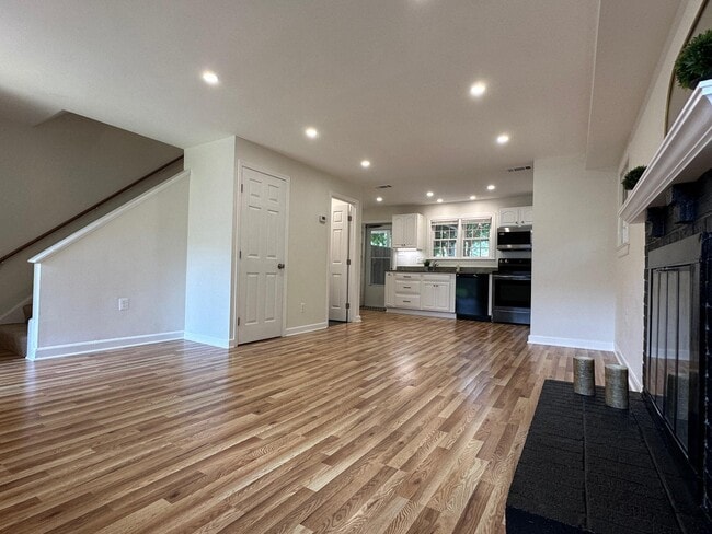 Foto del edificio - 411 Hampton Ct