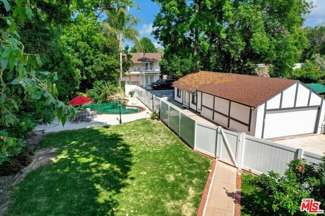 Foto del edificio - 6124 Corbin Ave