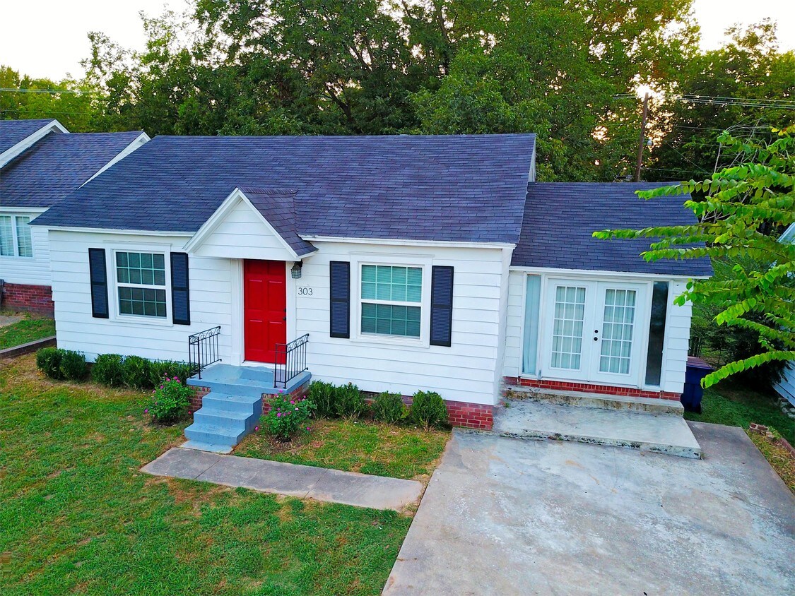 Primary Photo - 303 N 43rd St