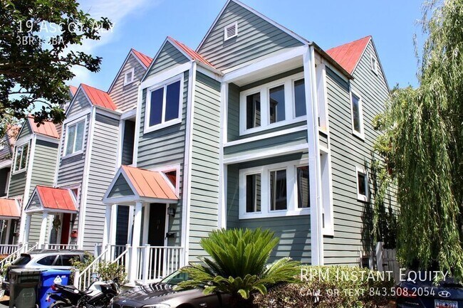 Building Photo - Gorgeous End Unit Downtown Townhome!