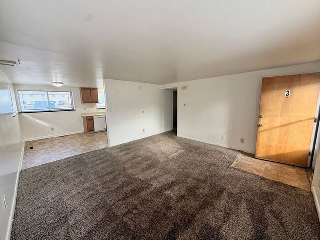 Building Photo - Move in specials - 1st month free. Flexible lease terms are available - 2 Bed, 1 Bath Apartment. ...