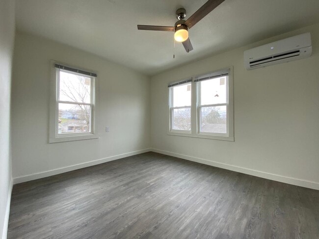 Building Photo - 213 Carroll Dr