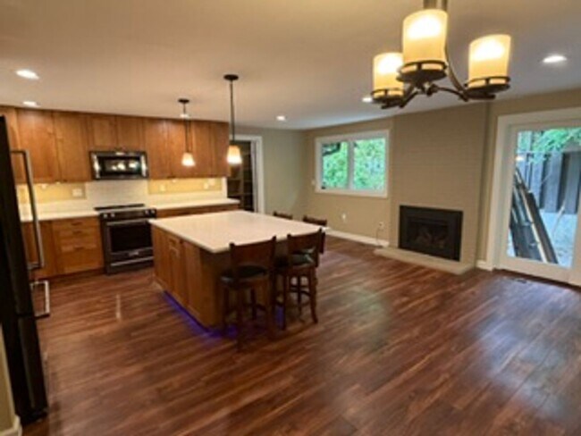 Foto del edificio - Charming, Spacious, Updated Home in Lake Oswego!