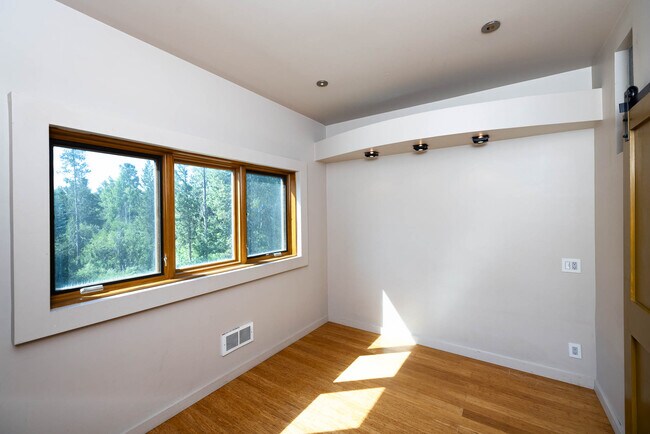 Foto del edificio - 4450 Berry Dr