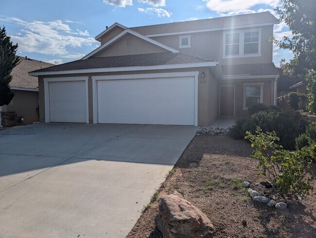 Foto del edificio - Spacious 2-Story Home with 3-Car Garage in...