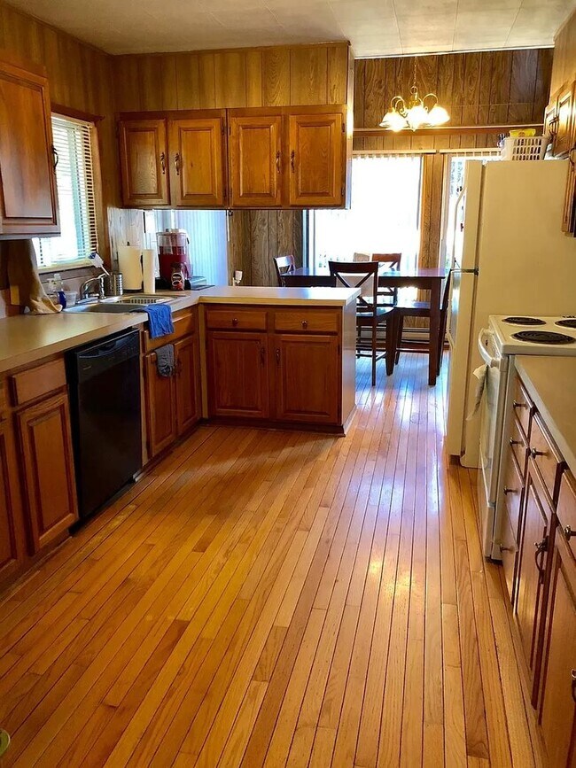 Building Photo - Charming 2 bed, 1.5 bathroom home with fen...