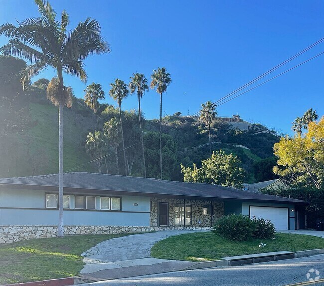 Beverly Crest Apartments for Rent with a Garage Beverly Hills, CA 4