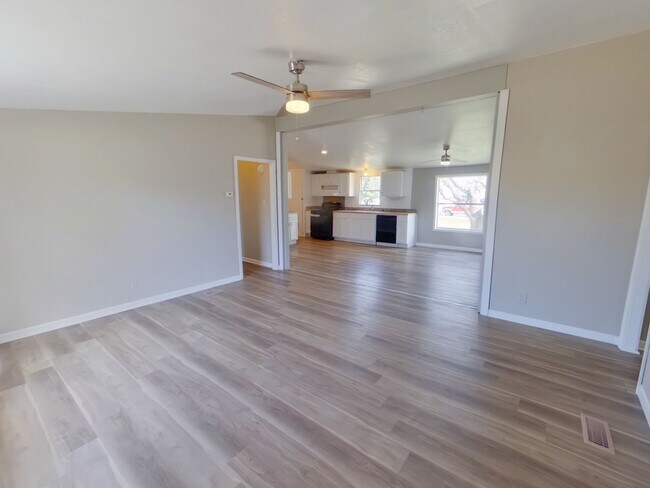 Building Photo - 2320 E MacArthur Rd