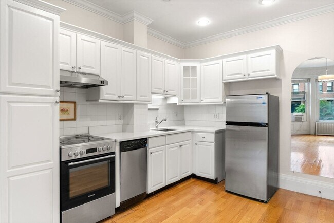 Building Photo - 394 Marlborough St