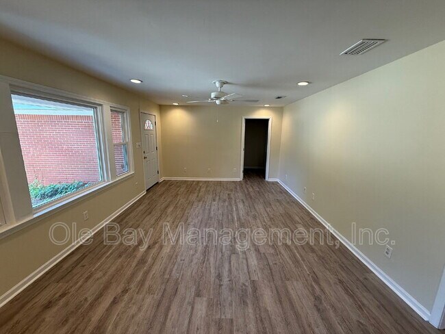 Foto del edificio - 5011 Highcrest Dr