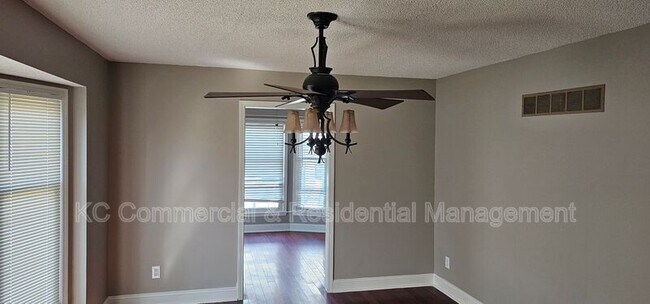 Foto del edificio - 608 NW Springwood Dr