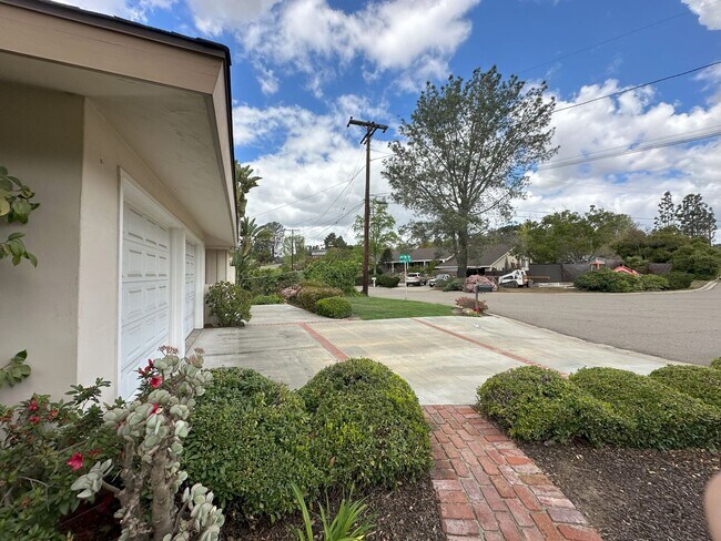Building Photo - Beautiful Mt Helix Home