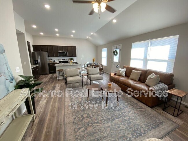 Building Photo - 346 Forest Hollow