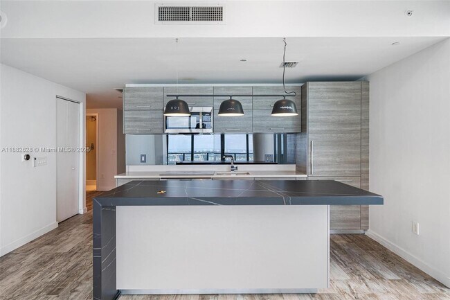 Foto del edificio - 650 NE 32nd St