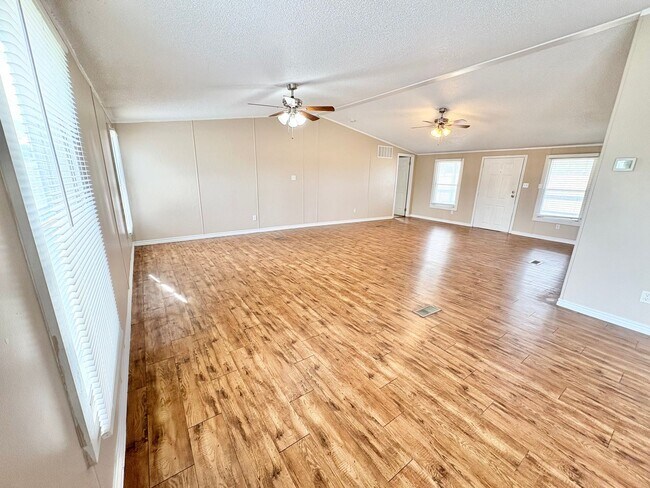 Foto del edificio - *AVAILABLE NOW* An absolute must see!  5 bedrooms, 3 baths in Burnet, TX.