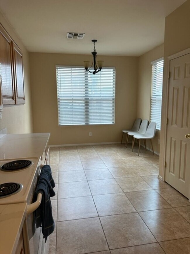 Building Photo - 3 bedroom 2 bath home with a den in Crossr...