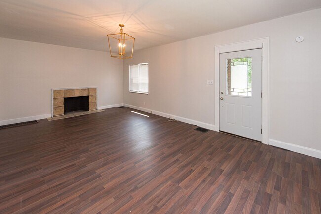 Foto del edificio - COVEDALE- 3 bedroom 1.5 bath Tudor with up...
