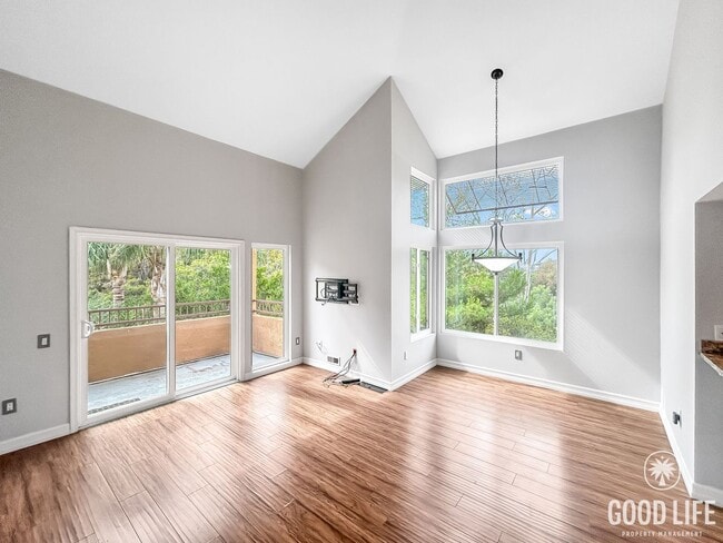 Building Photo - Beautiful 2BD/ 2BA W/ Reserved Parking in ...