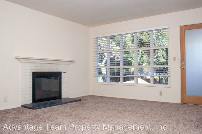 Building Photo - 8236 La Jolla Shores Dr