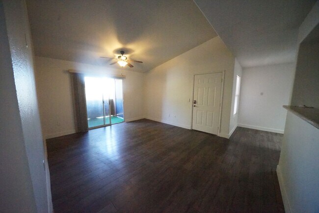 Foto del edificio - SHOWINGS AVAILABLE NOW