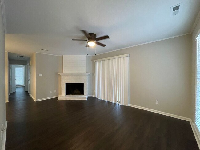 Building Photo - Cozy Gorgeous Apartment!