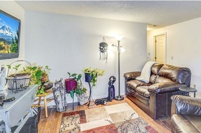 Building Photo - Very Cute 2 Bedroom Duplex In Puyallup