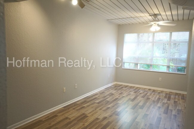Building Photo - 2402 W Azeele St