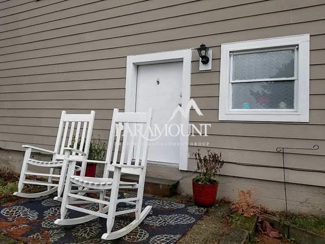 Building Photo - Cute 1 Bed 1 Bath Lower Unit w/View!