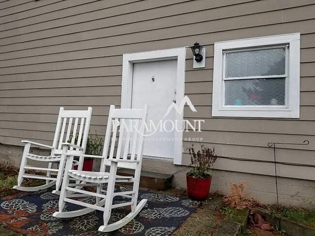 Foto del edificio - Cute 1 Bed 1 Bath Lower Unit w/View!