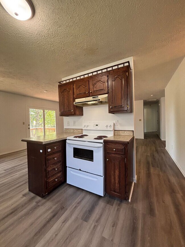 Building Photo - MOVE IN SPECIAL! Beautiful 3 bedroom 2 bat...