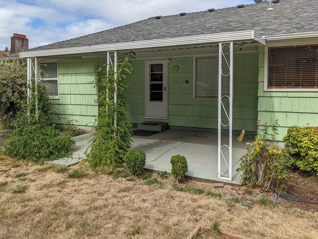 Building Photo - RENT SPECIAL: $750 Off First Full Month's ...