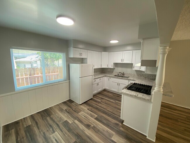 Eat in Kitchen - 20336 Cohasset St