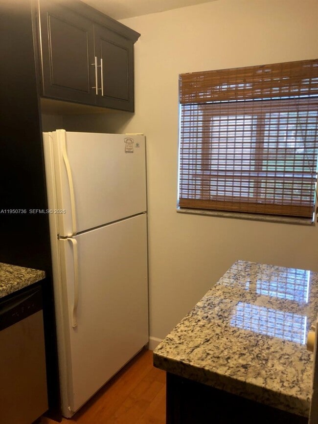 Foto del edificio - 300 Gardens Dr