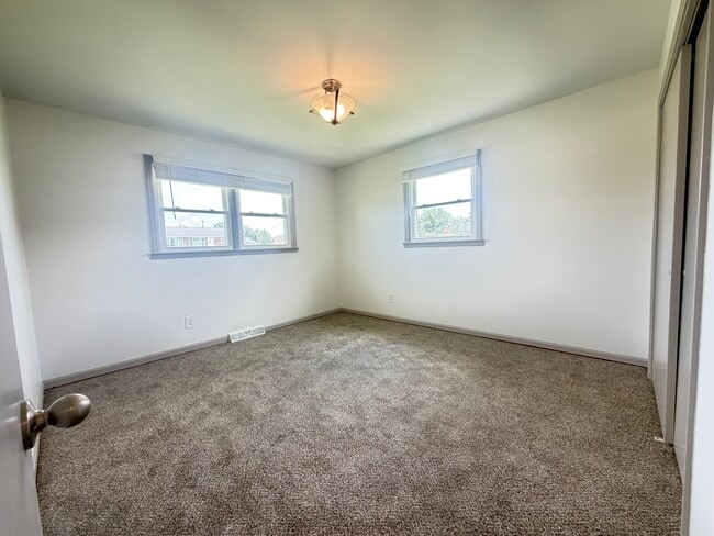 Building Photo - 112 Ten Throw Dr