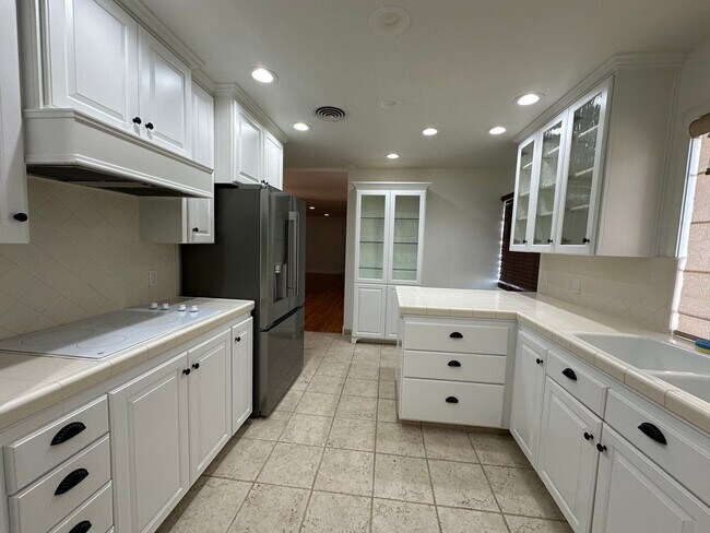 Building Photo - SW Visalia Home coming soon!!