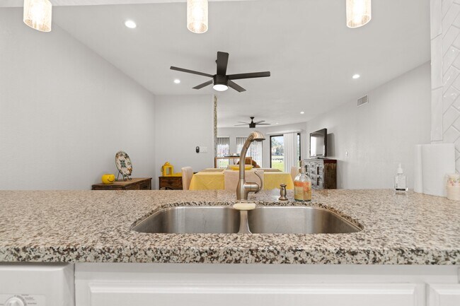 Building Photo - 14500 Palmas Dr