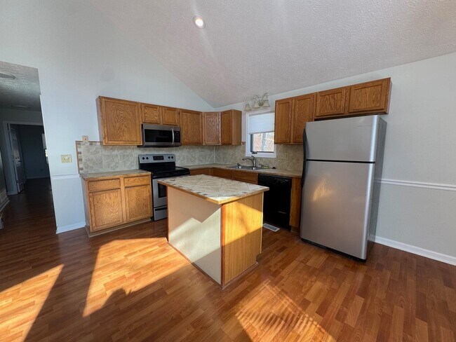 Building Photo - 175 Deer Dr