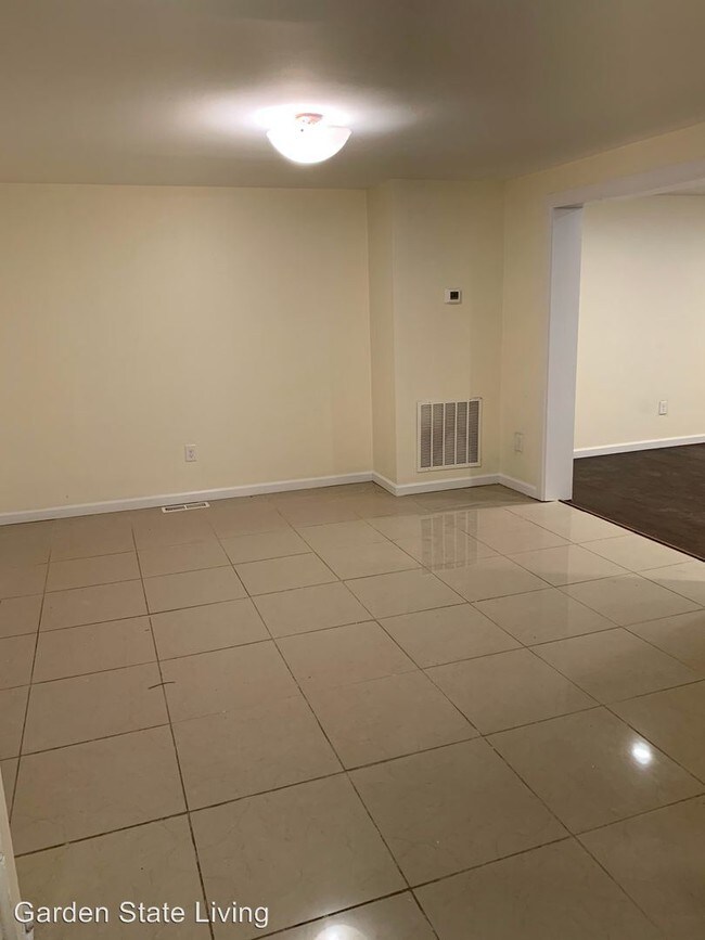 Building Photo - 3 br, 2.5 bath House - 10 Dandridge Drive