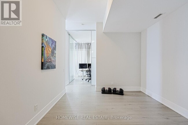 Building Photo - 33 Charles St E