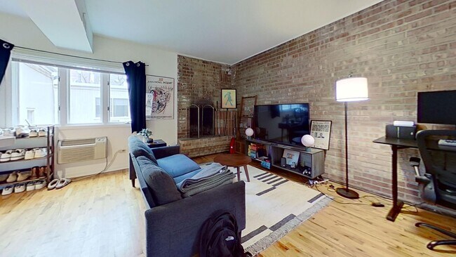 Building Photo - Top Floor Lincoln Park Studio